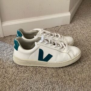Veja white & emerald green lace up sneaker shoes sz 9